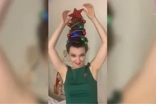 Una mujer convierte su pelo en un árbol de navidad - LA NACION