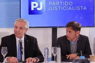 Alberto Fernández y Axel Kicillof, en la reunión del PJ posterior a la renuncia del Presidente a su reelección