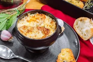 Receta de sopa de cebolla a la francesa - LA NACION