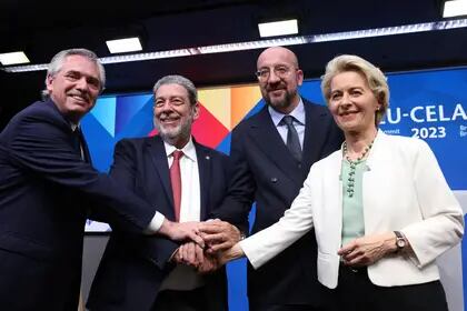 Bélgica, Bruselas: (I-D) El presidente de Argentina, Alberto Fernández, el primer ministro de San Vicente y las Granadinas, Ralph Gonsalves, el presidente del Consejo Europeo, Charles Michel, y la presidenta de la Comisión Europea, Ursula Von der Leyen, posan para una foto durante una conferencia de prensa posterior al segundo día de la cumbre de la Unión Europea y la Comunidad de Estados Latinoamericanos y Caribeños (UE-CELAC) en el edificio del Consejo Europeo en Bruselas