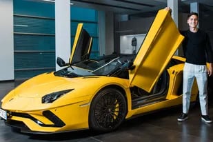 El Lamborghini amarillo que se compró Paulo Dybala - LA NACION