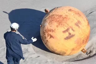 Fin del misterio: revelan qué era la bola gigante hallada en una playa de  Japón - LA NACION