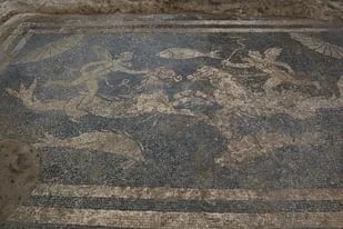 Detalle del mosaico blanco y negro hallado en 2021 en el yacimiento de Forau de la Tuta