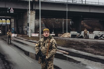 02/03/2022 Un miliciano ucraniano controla una carretera, a 2 de marzo de 2022, en Kiev (Ucrania). POLITICA Diego Herrera - Europa Press
