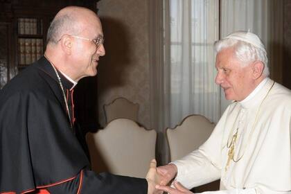 03/01/2023 El cardenal Bertone con el Papa Benedicto XVI. ESPAÑA EUROPA SOCIEDAD MADRID VATICAN NEWS