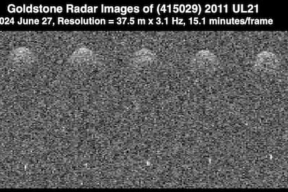 03/07/2024 Asteroide 2011 UL21 de 1,5 kilómetros de ancho durante su aproximación a la Tierra el 27 de junio desde aproximadamente 6 millones de kilómetros de distancia. El asteroide y su pequeña luna  están rodeados por un círculo blanco.  El Laboratorio de Propulsión a Chorro (JPL) de la NASA logró observaciones con radar de dos asteroides que pasaron cerca de nuestro planeta a finales de junio con solo horas de intervalo.  POLITICA INVESTIGACIÓN Y TECNOLOGÍA NASA/JPL-CALTECH
