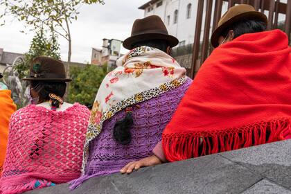 04/10/2021 October 4, 2021, Quito, Pichincha, Ecuador: Three Indigenous women sit in Quito's historic center waiting for the conclusion of a high-level meeting between the Confederation of Indigenous Nationalities of Ecuador and President Guillermo Lasso..Ecuador's largest Indigenous organization, the Confederation of Indigenous Nationalities of Ecuador (CONAIE) held highly-anticipated talks with President Guillermo Lasso after weeks of delays. Lasso, who appeared in the Pandora Papers and has dealt with a rival gang war in the country's prison system, expressed positivity about the dialogue. Indigenous leaders have urged the president to tackle mounting fuel prices and environmental concerns among others. POLITICA Europa Press/Contacto/Vincent Ricci