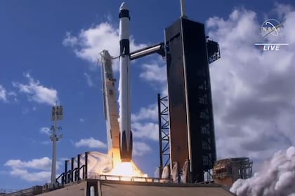 05/10/2022 Space X lanza su quinta misión tripulada para la NASA a la ISS.  SpaceX lanzó este miércoles un cohete Falcon 9 con su cápsula tripulable Dragon para la NASA con cuatro astronautas con destino a la Estación Espacial Internacional (ISS, por sus siglas en inglés).  POLITICA INVESTIGACIÓN Y TECNOLOGÍA NASA TV
