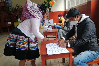 06/06/2021 Peruanos ejerciendo su derecho a voto en las elecciones de 6 de junio de 2021 POLITICA ONPE