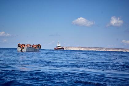 08/09/2021 Una patera donde viajan un total de 70 migrantes (i) y una patrullera de la Guardia Costera de Lampedusa (d), a 8 de septiembre de 2021, en el Mar Mediterráneo, en las inmediaciones de Lampedusa, Sicilia (Italia). El barco 'Astral', de la ONG Open Arms, ha avistado una patera a tres millas de la isla de Lampedusa. En la patera viajan un total de 70 personas. Entre ellas, se encuentran al menos cuatro niños de entre tres y 10 años de edad. La embarcación había partido 24 horas antes de las playas de Túnez. El barco 'Astral' ha avisado a las autoridades de la Guardia Costera de Lampedusa para indicar la posición de la patera, el número de personas a bordo y el estado en que se encuentran. Después de que haya llegado una patrullera, las personas que viajaban en la patera han sido llevadas al puerto de Lampedusa para que sean identificadas. Mientras esperaban a la patrullera, se entregó a cada persona un chaleco salvavidas y agua. POLITICA Jesús Hellín - Europa Press