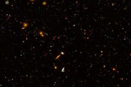 15/06/2022 Esta imagen capturada por el Telescopio Espacial Hubble muestra una región de unas 5.000 galaxias ubicadas a miles de millones de años luz de distancia..  Una nueva imagen tomada por el telescopio espacial Hubble de un campo de galaxias difiere de las vistas anteriores en que ahora incluye observaciones realizadas en luz ultravioleta.  POLITICA INVESTIGACIÓN Y TECNOLOGÍA NASA/STSCI/HARRY TEPLITZ (CALTECH/IPAC)