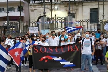 16-07-2021 El concejal de Vox en el Ayuntamiento de Huelva Wenceslao Font, en una movilizaciones de apoyo al pueblo cubano. POLITICA ANDALUCÍA ESPAÑA EUROPA HUELVA SOCIEDAD VOX.