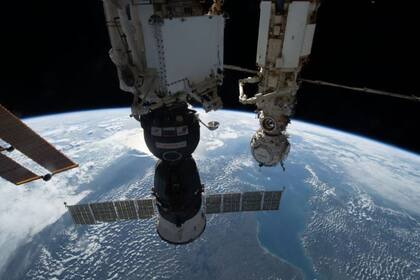 16/12/2022 Rusia enviará una Soyuz vacía para retornar tripulantes de la ISS.  La nave no tripulada rusa 'Progress MS-21' ha sufrido una despresurización no programada mientras estaba atracada en la Estación Espacial Internacional, a la que llegó el pasado jueves con suministros.  SOCIEDAD INVESTIGACIÓN Y TECNOLOGÍA NASA