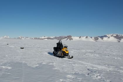 17-01-2022 Estudio de radar de penetración de hielo para localizar y examinar lagos subglaciales..  El primer inventario del mundo de lagos subglaciales ha sido compilado por un equipo dirigido por la Universidad de Sheffield: un directorio completo de dónde están y cómo responden al calentamiento.  POLITICA INVESTIGACIÓN Y TECNOLOGÍA DR KATE WINTER