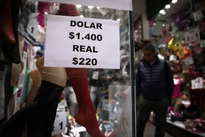 (240701) -- BUENOS AIRES, 1 julio, 2024 (Xinhua) -- Un cartel indica la cotización del dólar paralelo en un local comercial, en la ciudad de Buenos Aires, capital de Argentina, el 1 de julio de 2024. (Xinhua/Martín Zabala) (mz) (rtg) (ah) (ce)
