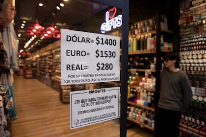 (240701) -- BUENOS AIRES, 1 julio, 2024 (Xinhua) -- Un cartel indica la cotización del dólar paralelo en un local comercial, en la ciudad de Buenos Aires, capital de Argentina, el 1 de julio de 2024. (Xinhua/Martín Zabala) (mz) (rtg) (ah) (ce)
