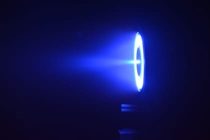 25/01/2023 El resplandor del plasma del propulsor H9 MUSCLE Hall durante una prueba con propulsante de criptón. POLITICA INVESTIGACIÓN Y TECNOLOGÍA PLASMADYNAMIC AND ELECTRIC PROPULSION LABORATORY.