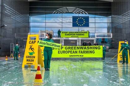 26-05-2021 Activistas de Greenpeace protestan contra el lavado de imagen verde (Greenwashing) de la PAC frente a la sede del Parlamento Europeo en Bruselas (Bélgica). "Stop Greenwashing European Farming". POLITICA EUROPA EUROPA BÉLGICA UNIÓN EUROPEA SOCIEDAD JOHANNA DE TESSIÈRES