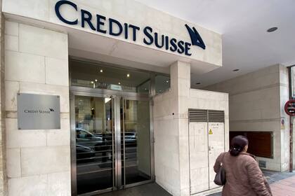 29/01/2020 Una mujer pasa junto a la entrada de la sede de Credit Suisse en Madrid (España), a 29 de enero de 2020. ECONOMIA Eduardo Parra - Europa Press