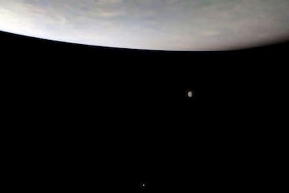 29/11/2022 Ciencia.-Juno capta dos grandes lunas en la lejanía debajo de Júpiter.  Júpiter ha desbancado a Saturno como el planeta del Sistema Solar con más lunas conocidas, al sumar doce nuevas que elavan la lista a 92, frente a las 83 conocidas en el planeta de los anillos.  POLITICA INVESTIGACIÓN Y TECNOLOGÍA NASA