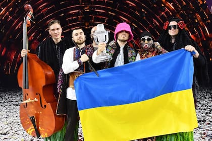 31/05/2022 Los ganadores de Eurovisión, Kalush Orchestra, subastan el trofeo para ayudar al ejercito ucraniano POLITICA CULTURA CONTACTO