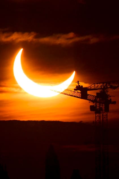 En fotos: impactantes imágenes de un eclipse solar parcial visible en Europa