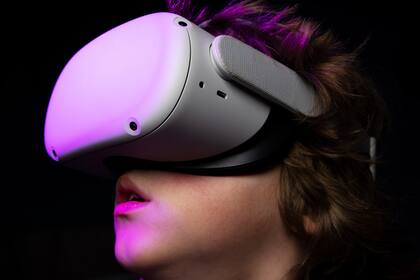 A diferencia de los actuales visores de realidad virtual como el Oculus Quest 2, el modelo de Apple tendría un precio estimado de unos 3000 dólares