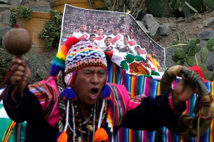 Un grupo de chamanes realiza un ritual en el cerro San Cristóbal (Lima) y le piden a la Madre Tierra que apoye a Perú en el partido de desempate contra Australia del próximo lunes