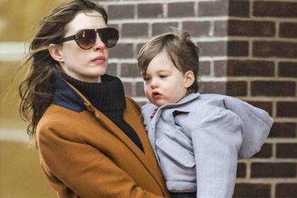 A un año de dar a luz, Anne Hathaway reveló el nombre de su segundo hijo