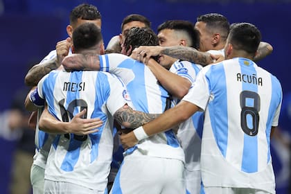 Abrazos de selección: Argentina arrancó la Copa América con un triunfo