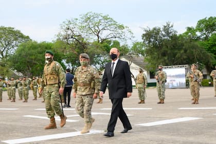 Acompañado por jefes militares, el gobernador Gildo Insfrán celebró junto con el Ejército el Día del Héroe Formoseño