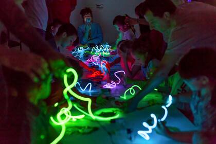 Experimentar con crayones fluorescente en luz ultravioleta, una de las propuestas del Museo Moderno