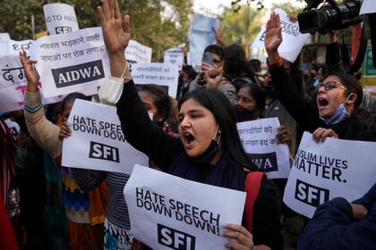 Activistas de varias organizaciones de izquierda durante una protesta contra el discurso de odio en Nueva Delhi, India, el 27 de diciembre de 2021. (Foto AP/Manish Swarup, archivo)