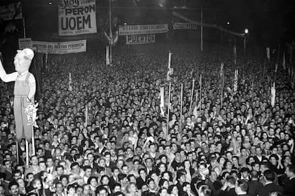 Acto político peronista con la presencia de un Muñeco Pochito. 23 de abril de 1954.