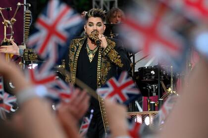 Adam Lambert, con Queen, en la apertura del concierto por el Jubileo de Platino de la reina Isabel II de Inglaterra