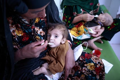 Afganistán, octubre 2021. Madres alimentan a sus hijos en el Centro de alimentación terapéutica de MSF en el Hospital Regional de Herat. (Crédito: Sandra Calligaro).