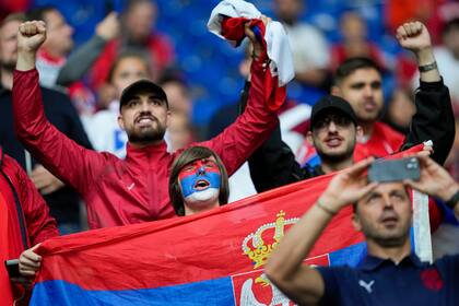 Aficionados serbios antes del encuentro del Grupo C del Campeonato Europeo ante Inglaterra en Gelsenkirchen, Alemania el domingo 16 de junio del 2024. (AP Foto/Andreea Alexandru)