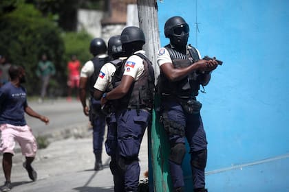 Agentes buscan a sospechosos de participar en el asesinato del presidente haitiano Jovenel Moïse, en Puerto Príncipe, Haití, el 8 de julio de 2021. (AP Foto/Joseph Odelyn)
