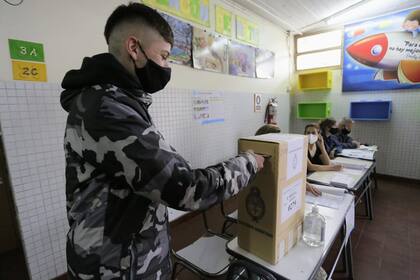 Agustín Miranda, el segundo en votar en la Escuela Quintana, ciudad de Mendoza