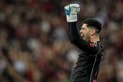 Agustín Rossi festeja un gol de Flamengo, club con el que alcanzó una nueva marca histórica de imbatibilidad