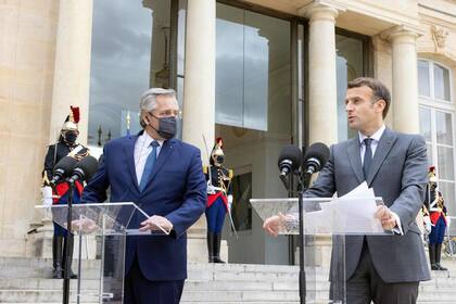 Fernández y Macron brindaron una conferencia de prensa conjunta desde el Palacio del Eliseo, en el marco de la gira europea del mandatario argentino
