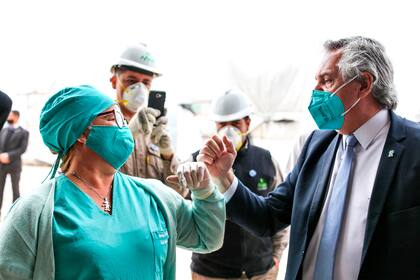 Alberto Fernández saluda a una enfermera durante una visita por provincias del norte argentino