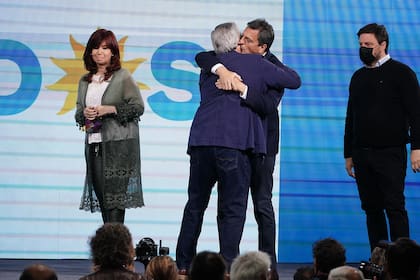 Alberto Fernández se abraza a Sergio Massa, cerca de Cristina Kirchner y Leandro Santoro