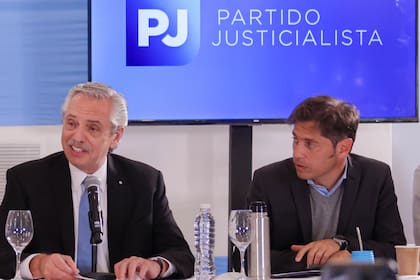 Alberto Fernández y Axel Kicillof, en la reunión del PJ posterior a la renuncia del Presidente a su reelección