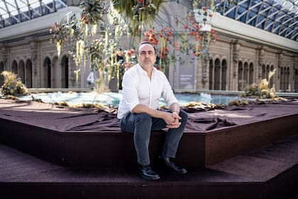 Alberto Negrín, director del Centro Cultural Borges, en el Octógono, donde se exhibe "Inverso", jardín vegetal de cerámica de Nicola Costantino