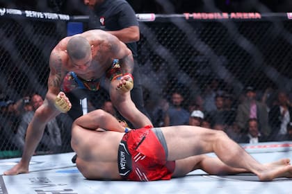 Alex Pereira demolió a Jiri Prochazka y se encamina a ser el rey de UFC. (Photo by Ian Maule / GETTY IMAGES NORTH AMERICA / Getty Images via AFP)