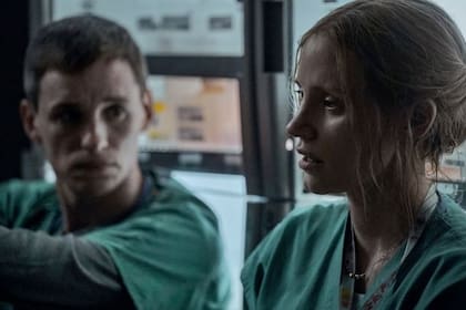 Amy (interpretada por Chastain) inicialmente se alegra de tener un amigo a su lado mientras trabaja en turnos de noche en la sala de cuidados intensivos