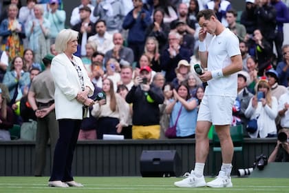 Andy Murray, durante la charla con Sue Barker en el Court Central de Wimbledon, tras despedirse en dobles
