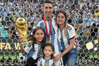 Ángel Di María junto a su mujer Jorgelina Cardoso y sus hijas, Mía y Pía (Foto: Instagram @jorgelinacardoso26)