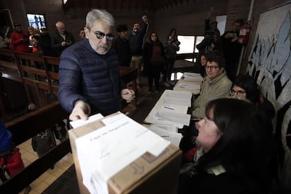 Aníbal Fernández votó en Pinamar. Es candidato a concejal en la lista del kirchnerismo